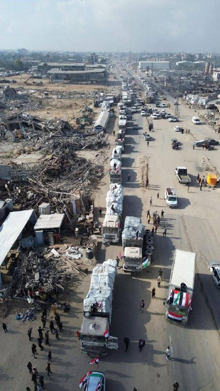 صورة | عشرات الشاحنات المحملة بأطنان من المساعدات تصل إلى شمال قطاع غزة...