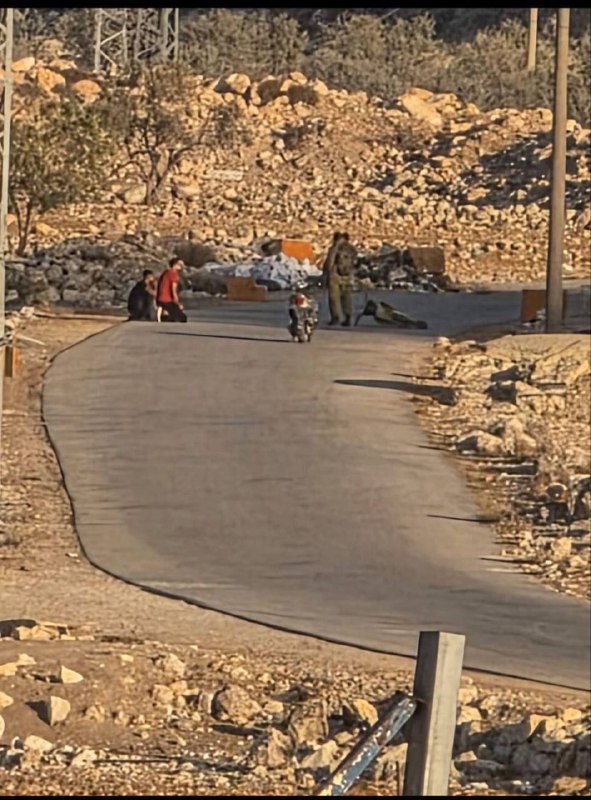 جنود الاحتلال يقتحمون منطقة قرب مسجد النبي صالح شرق بلدة إذنا، غرب الخليل ويحتجزون شباناً....