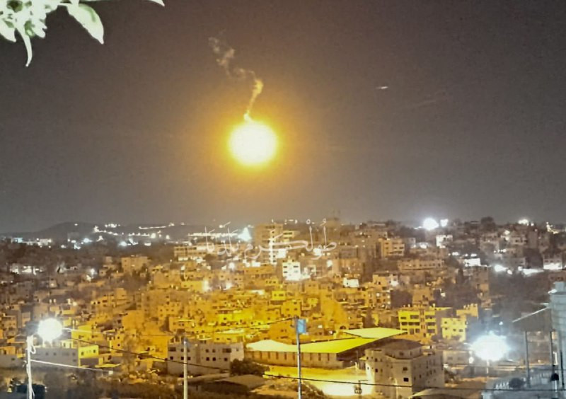 إطلاق نار وقنابل ضوئية يطلقها جيش الاحتلال في مخيم نورشمس....