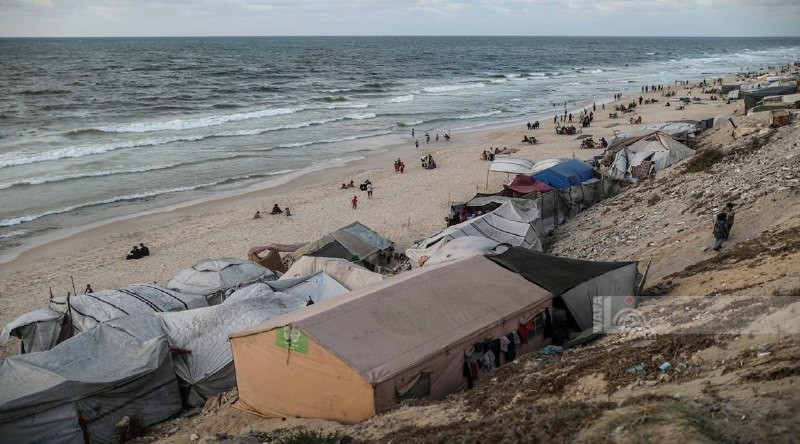 نازحون ينصبون خيامهم على شاطئ البحر في دير البلح وسط قطاع غزة في محاولة للابتعاد عن القصف الإسرائيلي ....