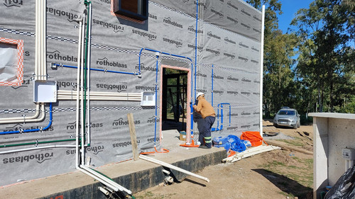 CASA 10 Instalação elétrica na fachada 2.jpg