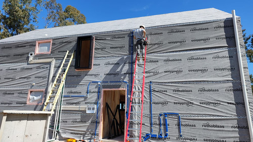 CASA 10 Instalação elétrica na fachada.jpg