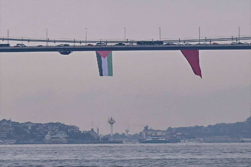 رفع علم فلسطين على جسر البسفور في اسطنبول التركية....
