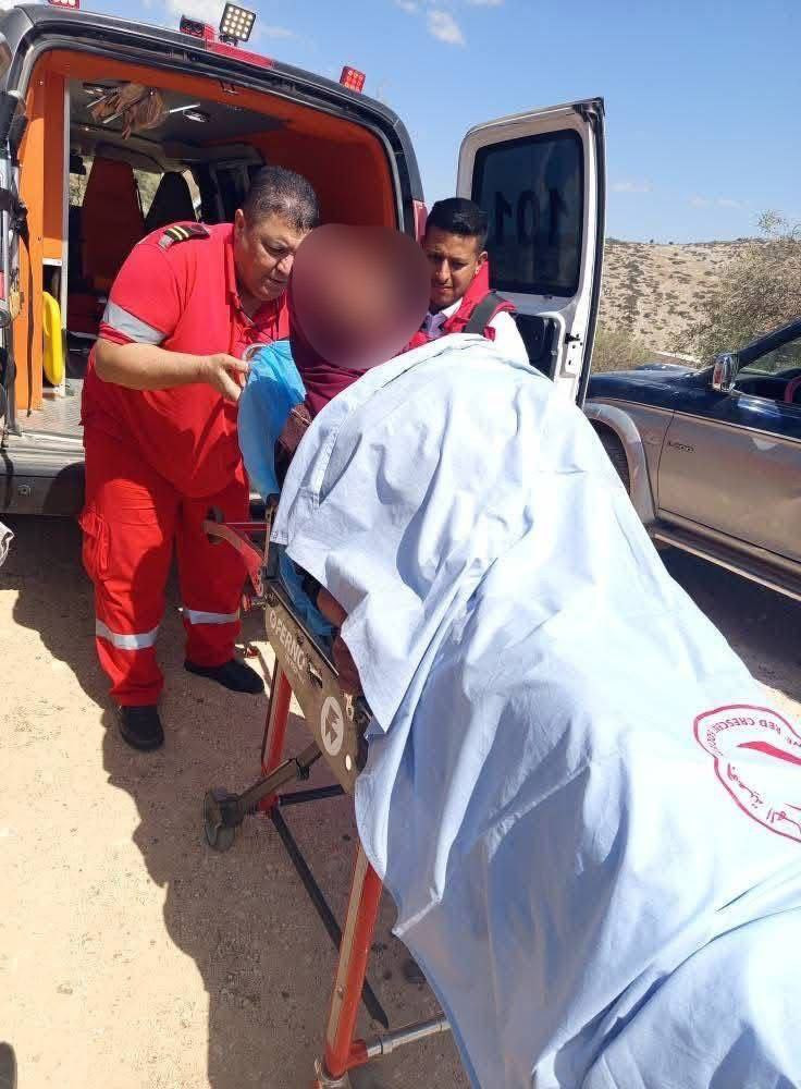 مستوطنون يعتدون على سيدة أثناء رعيها المواشي قرب خيامها في خربة ابزيق شمال شرق طوباس...