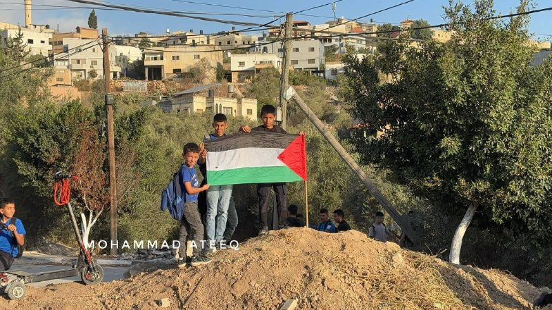 طلاب مدارس قرية العرقة بجنين أثناء ذهابهم للمدارس ومرورهم فوق السواتر الترابية التي أغلق جيش الاحتلال بها شوارع القرية ومداخلها....