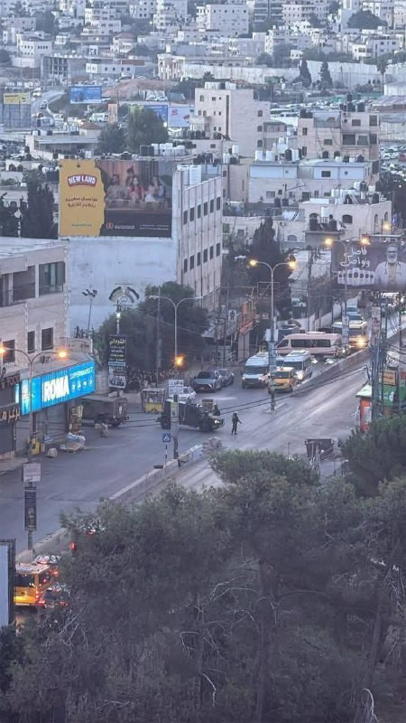 جيش الاحتلال يُغلق جميع مداخل مخيم قلنديا شمال القدس المحتلة خلال الاقتحام المستمر...