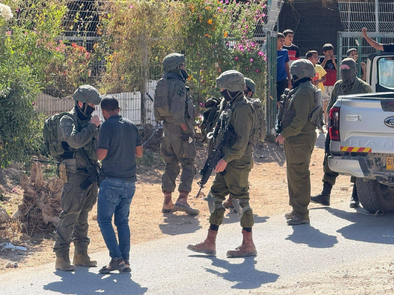 جيش الاحتلال يعتقل المهندس خليل الهذالين، رئيس مجلس قروي خربة أم الخير في مسافر يطا جنوب الخليل....