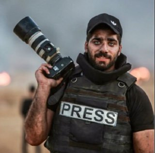 المصور الصحفي عبد الرحمن الكحلوت ابن غزة يفوز بالجائزة الدولية "أفضل مصور للعام 2025" في مسابقة "جوائز التصوير الفوتوغرافي الدولية"، تقديرا لشجاعته وت...