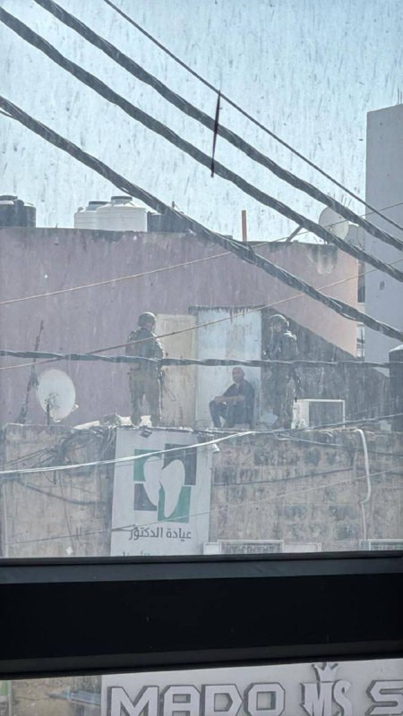 قوات الاحتلال تقتحم منزلًا في دورا جنوب الخليل وتحتجز شابًا على سطح أحد المنازل....