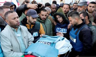 تغطية صحفية | مركز حماية الصحفيين الفلسطينيين (PJPC):

- نحذر من استمرار استهداف الصحفيين ووسائل الإعلام في قطاع غزة مع دخول الحرب "الإسرائيلية" عامها...