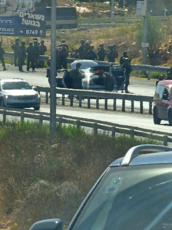 تم توقيف مركبة واحتجاز شابين بالقرب من مستوطنة كرمي تسور شمال الخليل....