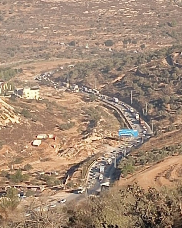 أزمة خانقة على حاجز عين سينيا شمال مدينة رام الله بسبب إغلاق قوات الاحتلال حاجز عطارة....