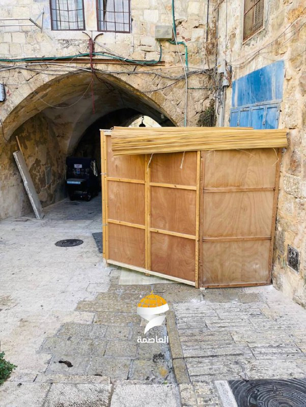 نصب مستوطنون معرَّشات خشبية (سكوخ) في البلدة القديمة بالقدس المحتلة، استعدادًا لاقتحاماتهم غدًا خلال عيد العرش العبري، والجلوس لساعات طويلة في البلدة،...