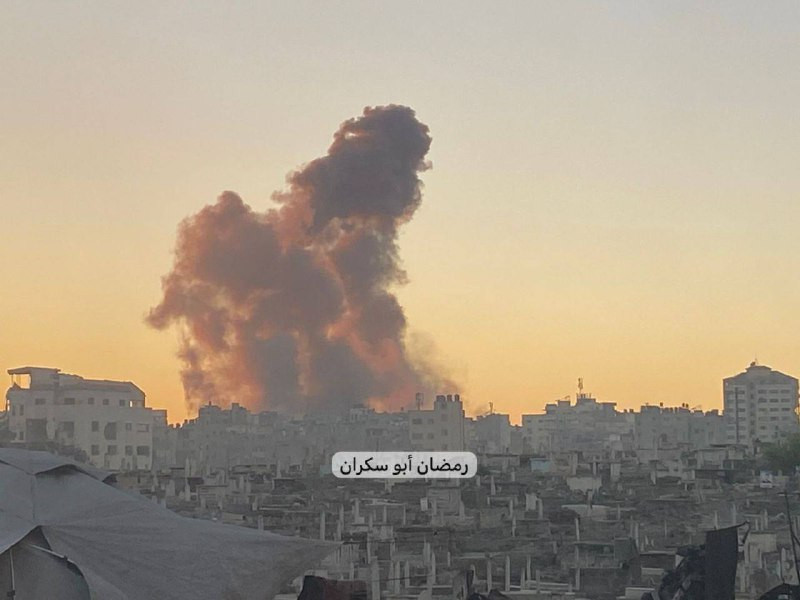 طيران الاحتلال يشن غارة على محيط منطقة الجامعات في مدينة غزة...