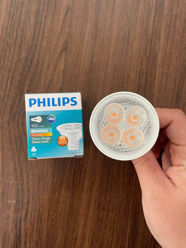 bong den led am tran chieu diem philips essential led 5 50w 2700k mr16 24d 01.jpg
