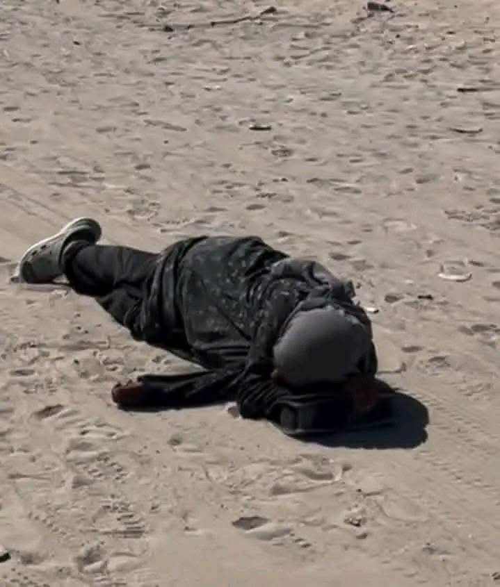 امرأة مسنّة تنهار من التعب وتنام تحت الشمس وفي وسط الطريق...