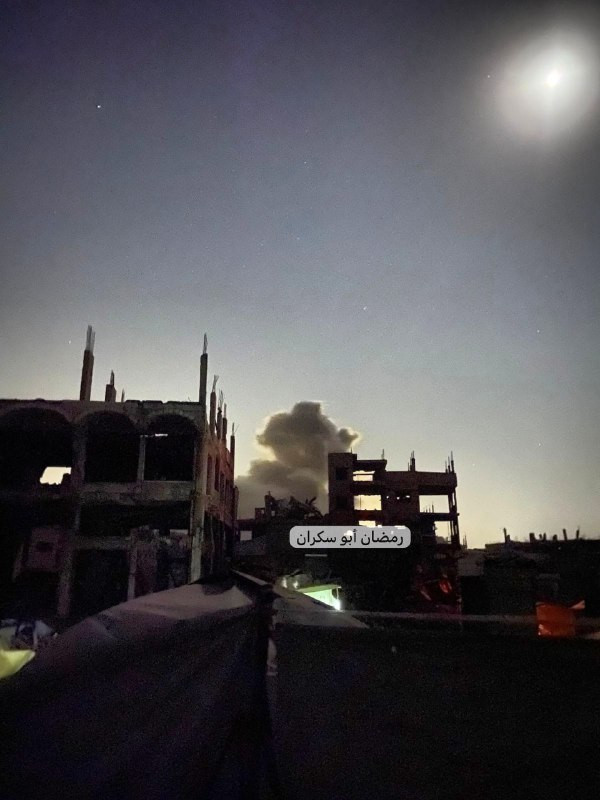 لحظة تدمير الاحتلال عددًا من المباني بالمتفجرات، شرق مدينة غزة....