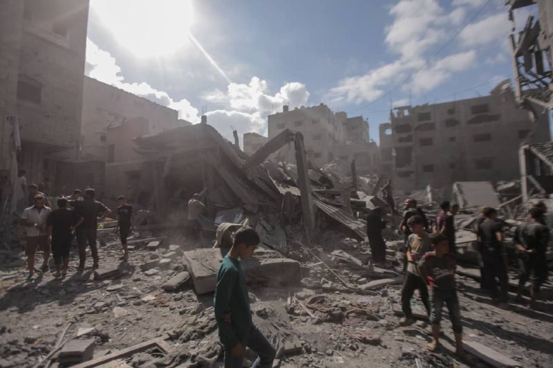 صور | استهدفت وتدمير الطائرات الحربية الإسرائيلية مربعًا سكنيًا صباح أمس في محيط مسجد السُّوسي بمخيم الشاطئ غربي مدينة غزة.

تصوير: محمود أبو حصيرة...