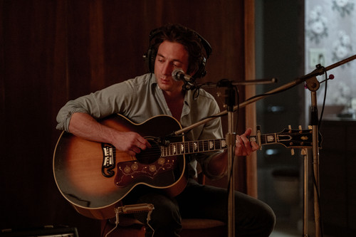 (L-R) Jeremy Allen White as Bruce Springsteen in 20th Century Studios' SPRINGSTEEN: DELIVER ME FROM .jpg