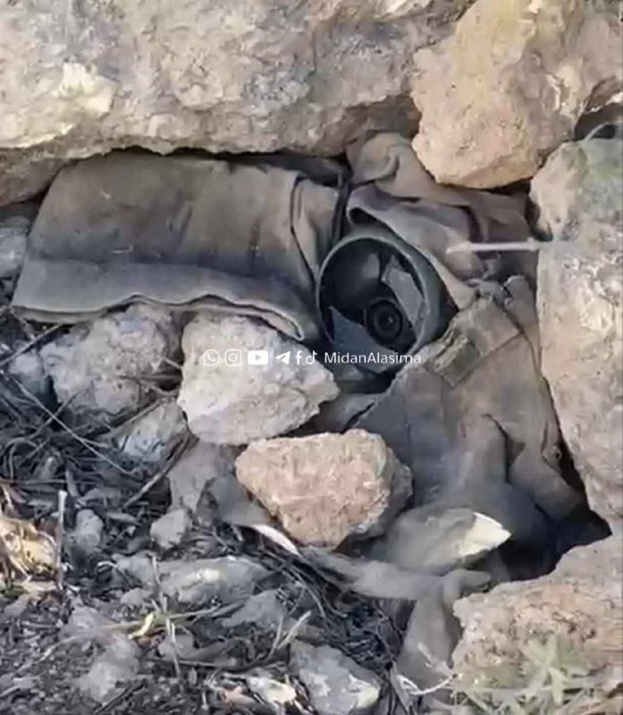 أهالي بلدة بيت عور التحتا جنوب غرب رام الله، يلاحظون وجود كاميرات مراقبة بين السناسل الحجرية في أراضيهم الزراعية أثناء قطفهم للزيتون....