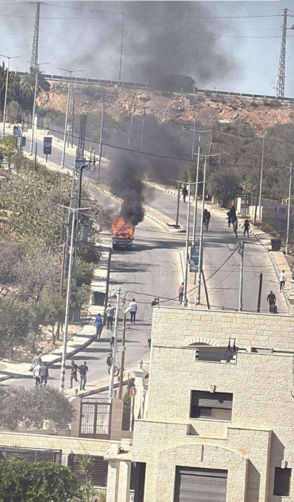صورة | المستوطنون يقتحمون ويشعلون النيران في مركبات خلال هجوم بين بلدتي بيتين ودير دبوان في قضاء رام الله....