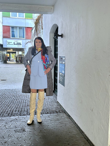 Gabriele Kleid im Minikleid und Overknees.jpg
