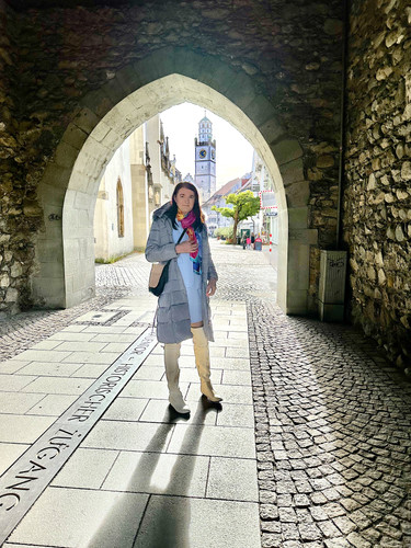 Gabriele Kleid im Minikleid set und hohe Stiefel in Ravensburg Innenstadt.jpg