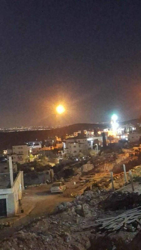 قوات الاحتلال تُطلق قنابل إضاءة في سماء قرية المغير، شمال شرق رام الله....