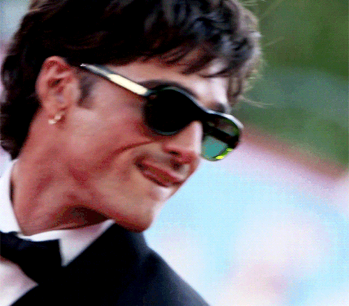 oie AA8OMaLJZgCQ.gif