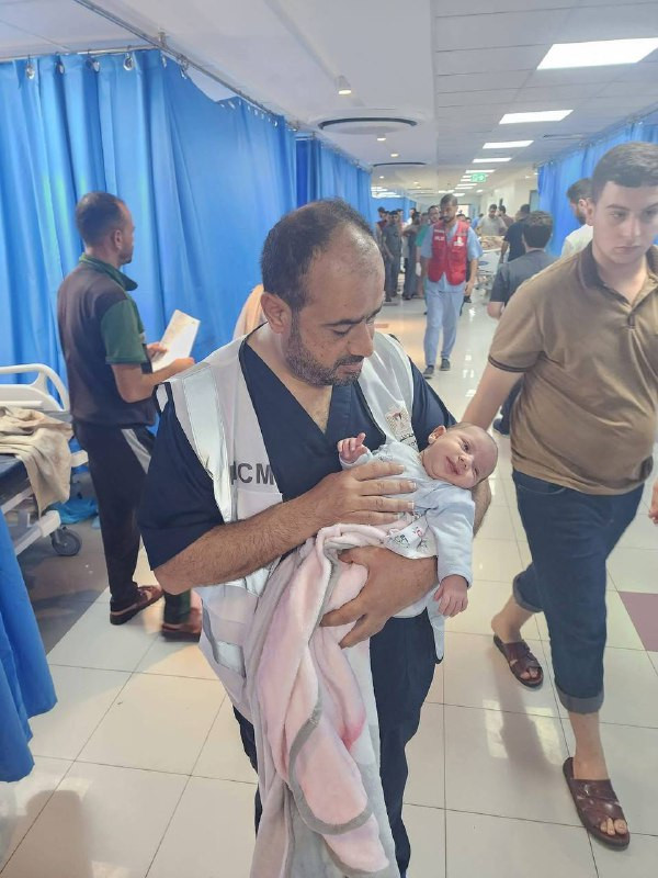 في اليوم الرابع لحرب الإبـادة قبل عامين، استشهدت عائلة هذا الطفل بالكامل، وكان يبلغ من العمر آن ذاك 20 يوما فقط، بعد أن دمر القصف منزلهم، وقذفه خارج ا...