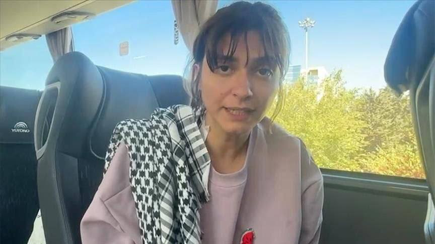 الناشطة التركية في أسطول الصمود العالمي سمية سنا بولاط: الإسرائيليون يدركون أنهم على أرضٍ يحتلونها وليست ملكاً لهم. احتُجزتُ مع عددٍ من الناشطين في أس...