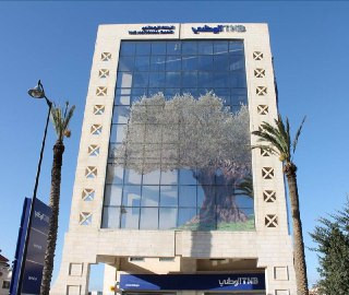 البنك الوطني ينفي صحة الصورة المتداولة عبر مواقع التواصل الاجتماعي، والتي تزعم اقتحام جيش الاحتلال لمقره في حي الماصيون بمدينة رام الله، ويؤكد أن الصو...