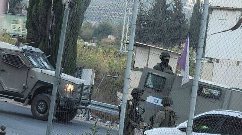 تم تعليق دوام المدارس والموظفين في مخيم العروب شمال مدينة الخليل، في ظل حصار المخيم واستمرار الاقتحام الموسع وحملة المداهمات والاعتقالات التي طالت أكث...