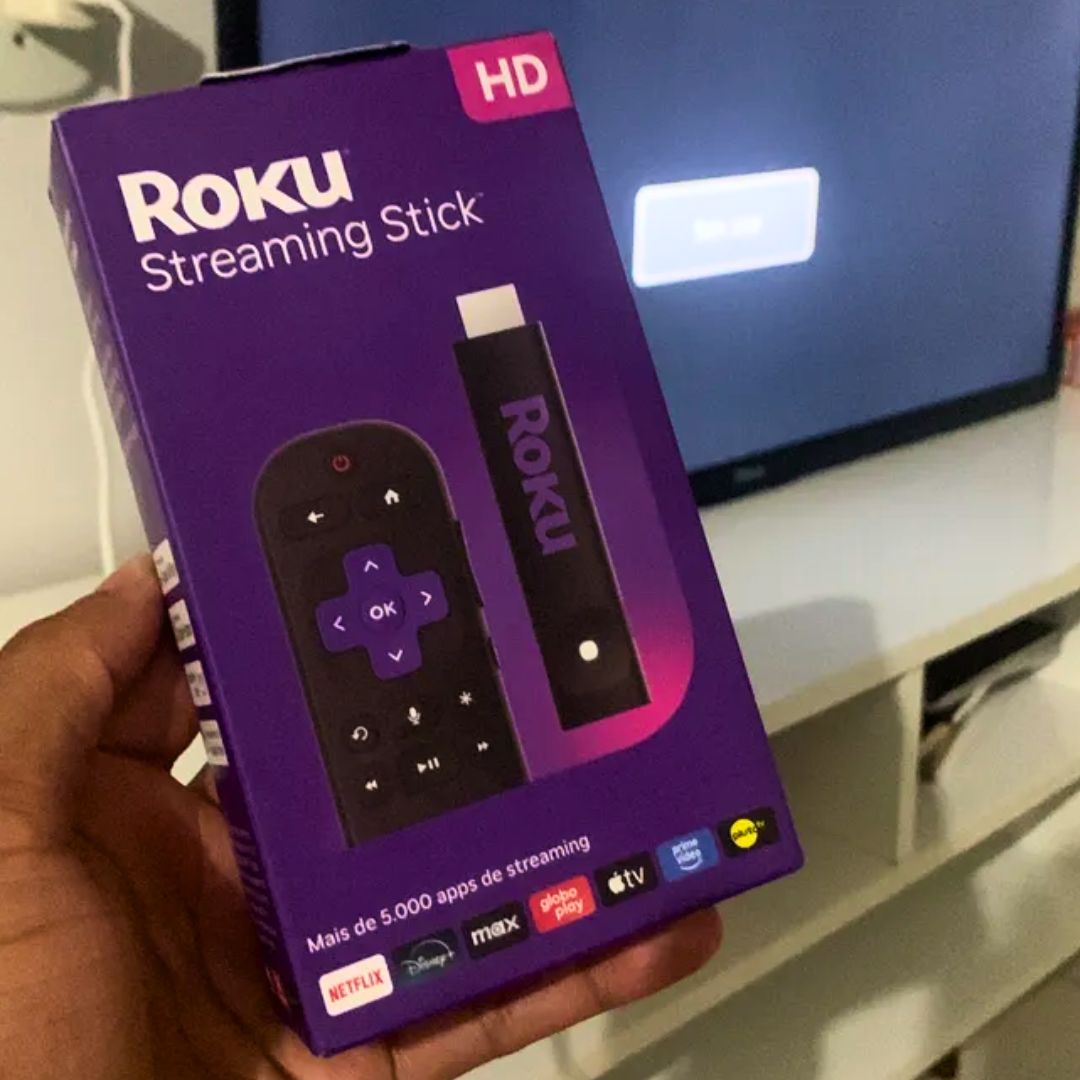 Roku Streaming Stick HD 2025 | Dispositivo de streaming para TV HD/FHD com controle remoto por comando de voz compatível com Alexa, Siri e Google Roku Streaming Stick HD 2025 | Dispositivo de streaming para TV HD/FHD com controle remoto por comando de voz compatível com Alexa, Siri e Google