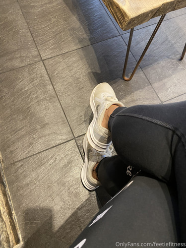 goddesssuzie26 19 08 2021 2197960777 Sat in the hairdressers. Tip to pay for it .jpg