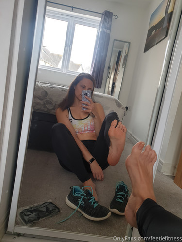 goddesssuzie26 22 04 2021 2090204972 One lucky foot boy has purchased a fresh, sweaty pair of socks .jpg