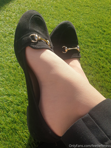 goddesssuzie26 26 05 2021 2119610383 After work sunshine... can you imagine the stink of these warm .jpg