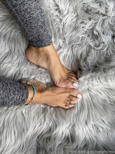 goddesssuzie26 03 09 2021 2210925343 Meaty dry soles. If I wasn’t having to stink up some socks I wo.jpg