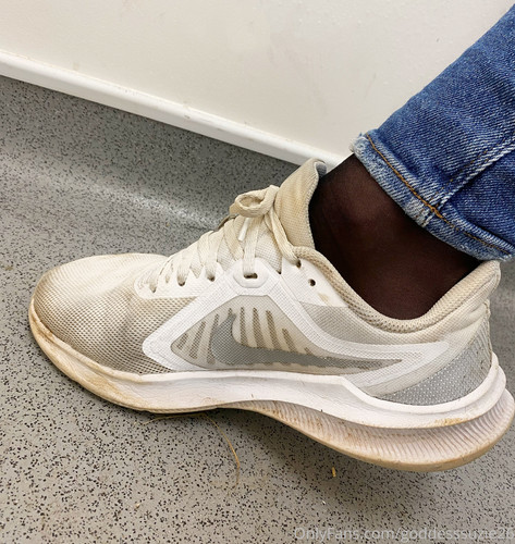 goddesssuzie26 02 11 2021 2263431933 Nylons and trainers…swipe.jpg