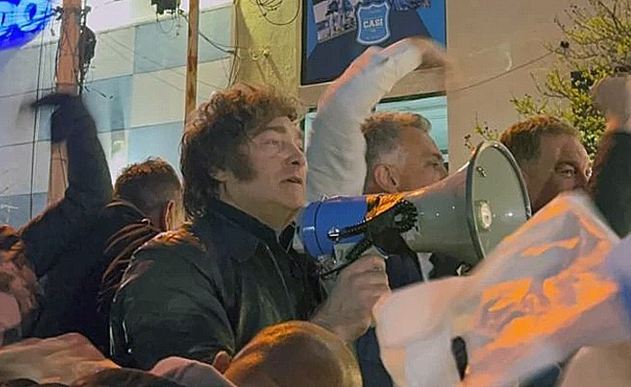 Entre protestas, Milei sin caminata en Mar del Plata: se subió a una camioneta, habló con un megáfono y se fue