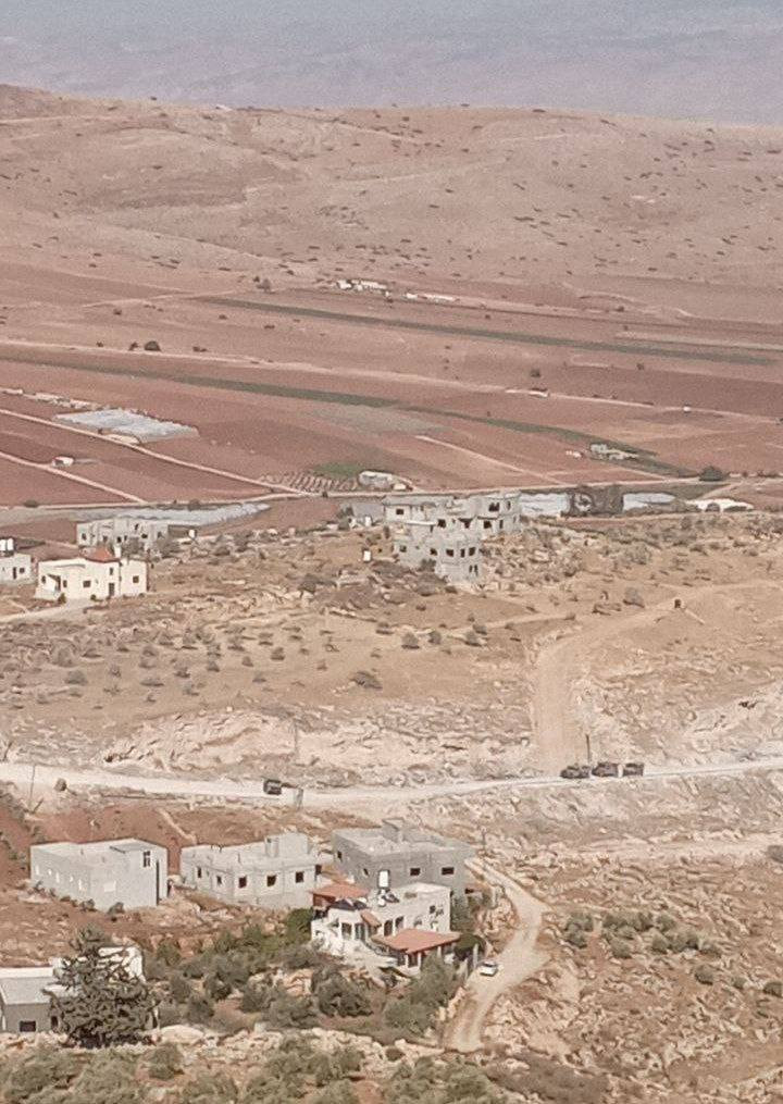 قوات الاحتلال تنتشر بمنطقة رأس المطلة قرب بلدة طمون جنوب طوباس...