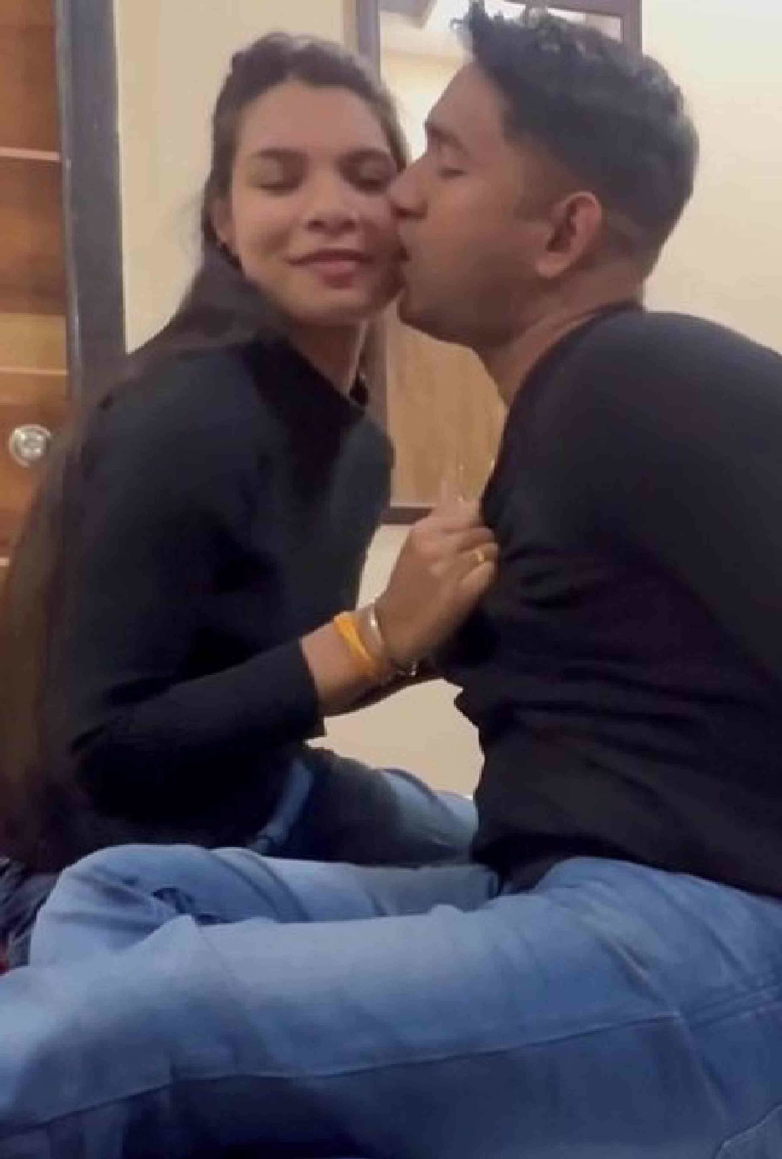 18+ Desi GF Giving (2025) Uncut App Conntent – Hindi Hot Short Film – WEB-DL X264 1080p 720p 480p – Download