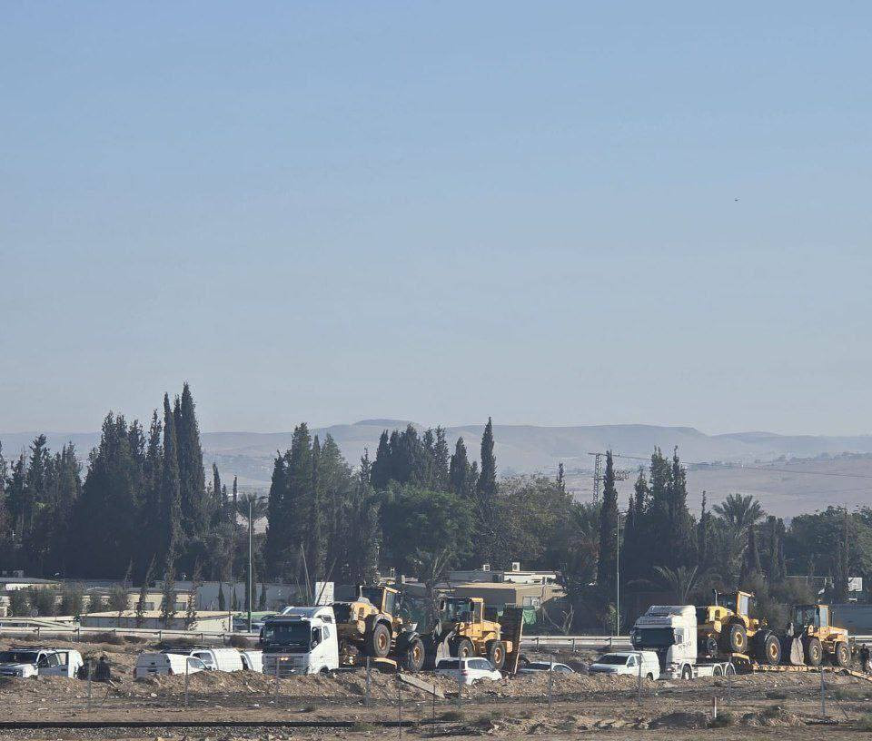 قوات الاحتلال برفقة آليات الهدم تقتحم قرية الزرنوق في بئر السبع جنوب فلسطين المحتلة لتنفيذ عمليات هدم....