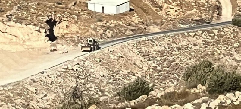 جرافة لجيش الاحتلال تُغلق طريق "بئر المي" في قرية عاطوف قرب بلدة طمون جنوب طوباس....