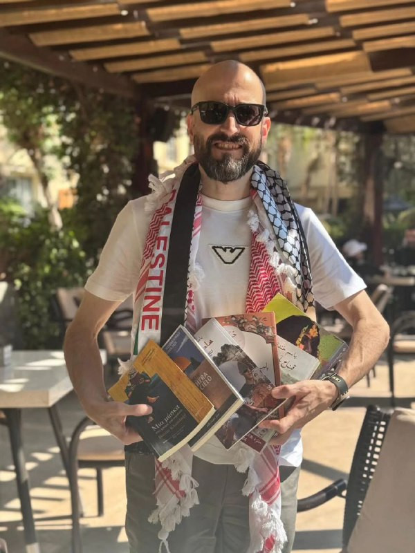 الأسير المحرر المبعد لمصر باسم خندقجي يشارك لأول مرة برواياته التي تم طباعتها وتوزيعها بعد تهريبها خلال فترة اعتقاله التي استمرت 21 عامًا في سجون الاح...