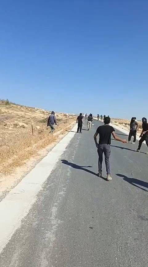 صورة| اندلاع مواجهات بين الأهالي وعصابات المستوطنين الذين هاجموا قاطفي الزيتون في منطقة أم زويتينة شرقي قرية كيسان بالقرب من قرية الرشايدة جنوب شرق بي...