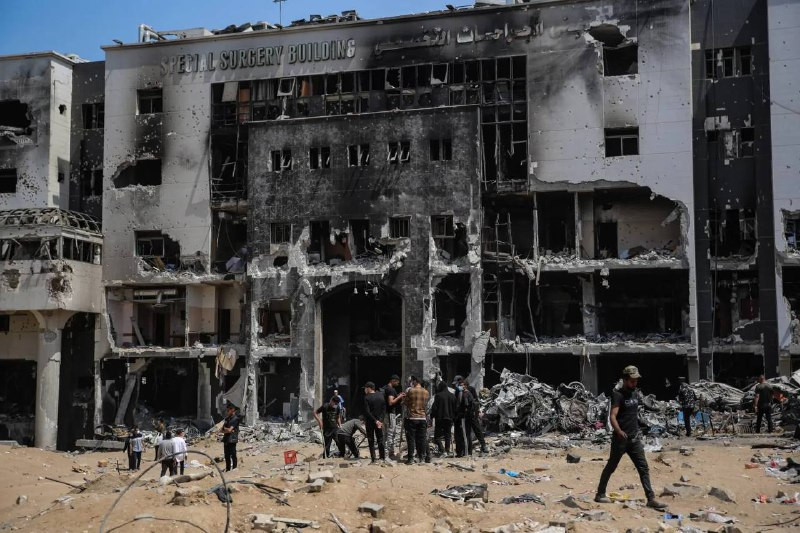 مدير مجمع الشفاء الطبي قال إن الوضع في المجمع مأساوي وخطير جدا بسبب تجارب الطواقم الطبية والأهالي مع الاحتلال. وأكد أنه إذا خرج المجمع من الخدمة، فسيك...