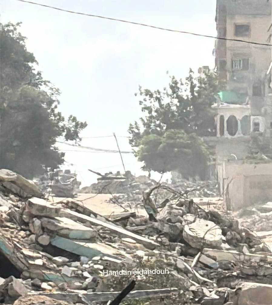 صورة تظهر توغل الدبابات الصهيونية على دوار الـ17 في شارع الرشيد غربي مدينة غزة....