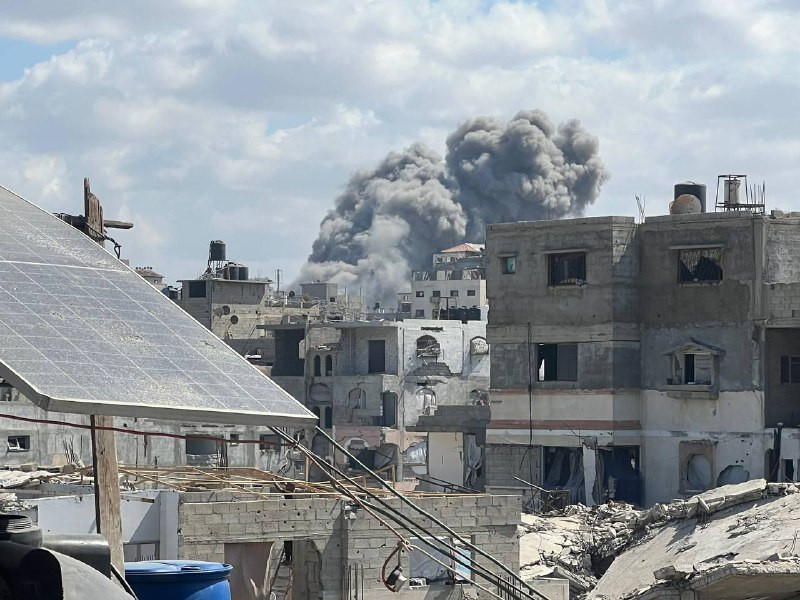 طيران الاحتلال يقتحم مربعًا سكنيًا في محيط مسجد السوسي في مخيم الشاطئ غرب مدينة غزة....