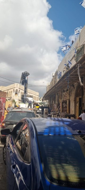 بعد الاستيلاء على البيت، يقتحم مستوطنون المنطقة ويحضرون مواد بناء للمنزل الذي استولوا عليه في البلدة القديمة بمدينة الخليل....